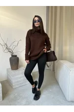 В'язаний светр у рубчик з високим коміром